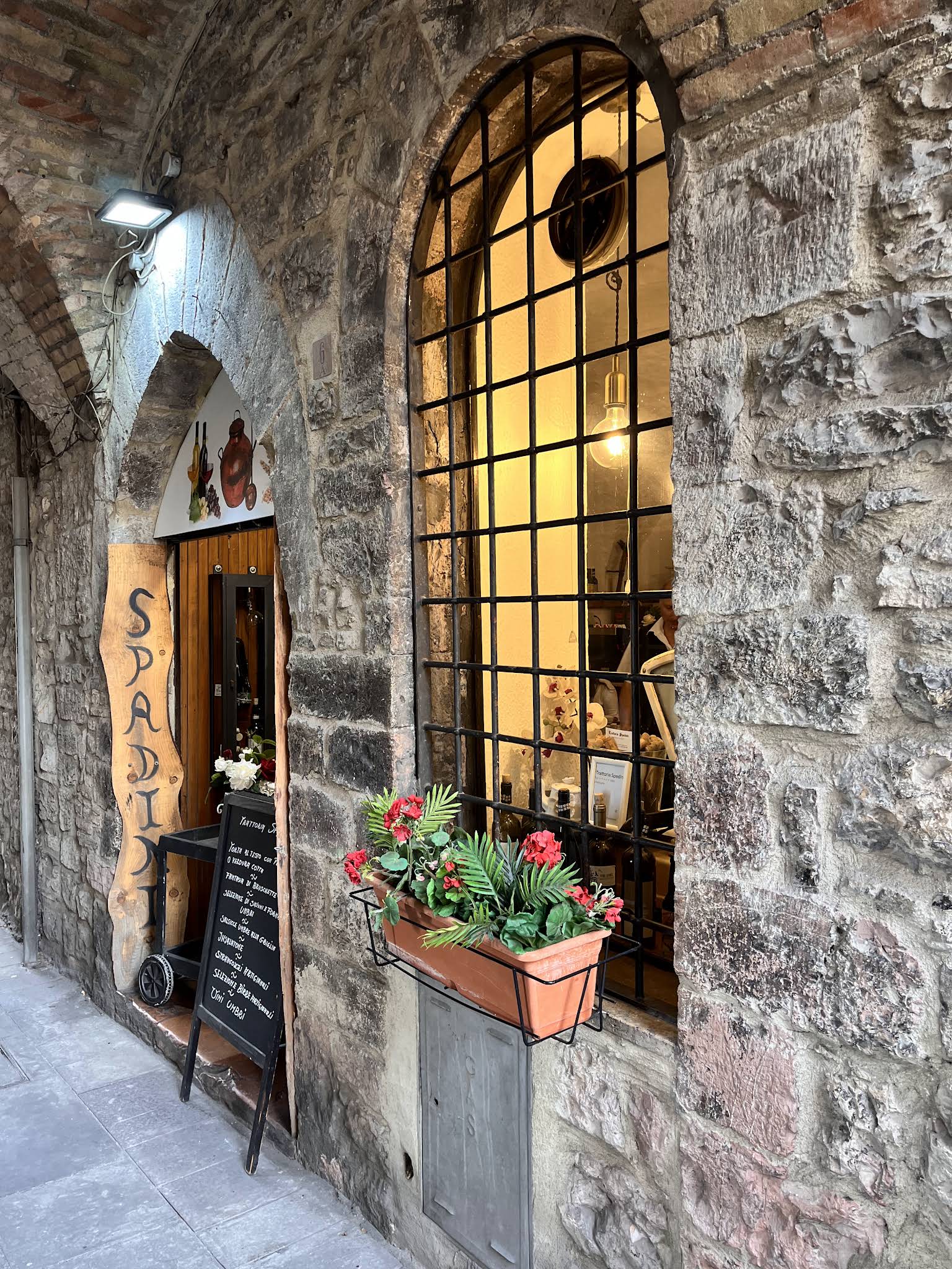 Porta in pietra della Trattoria Spadini